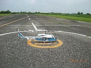 飛行場のラジコンヘリコプター